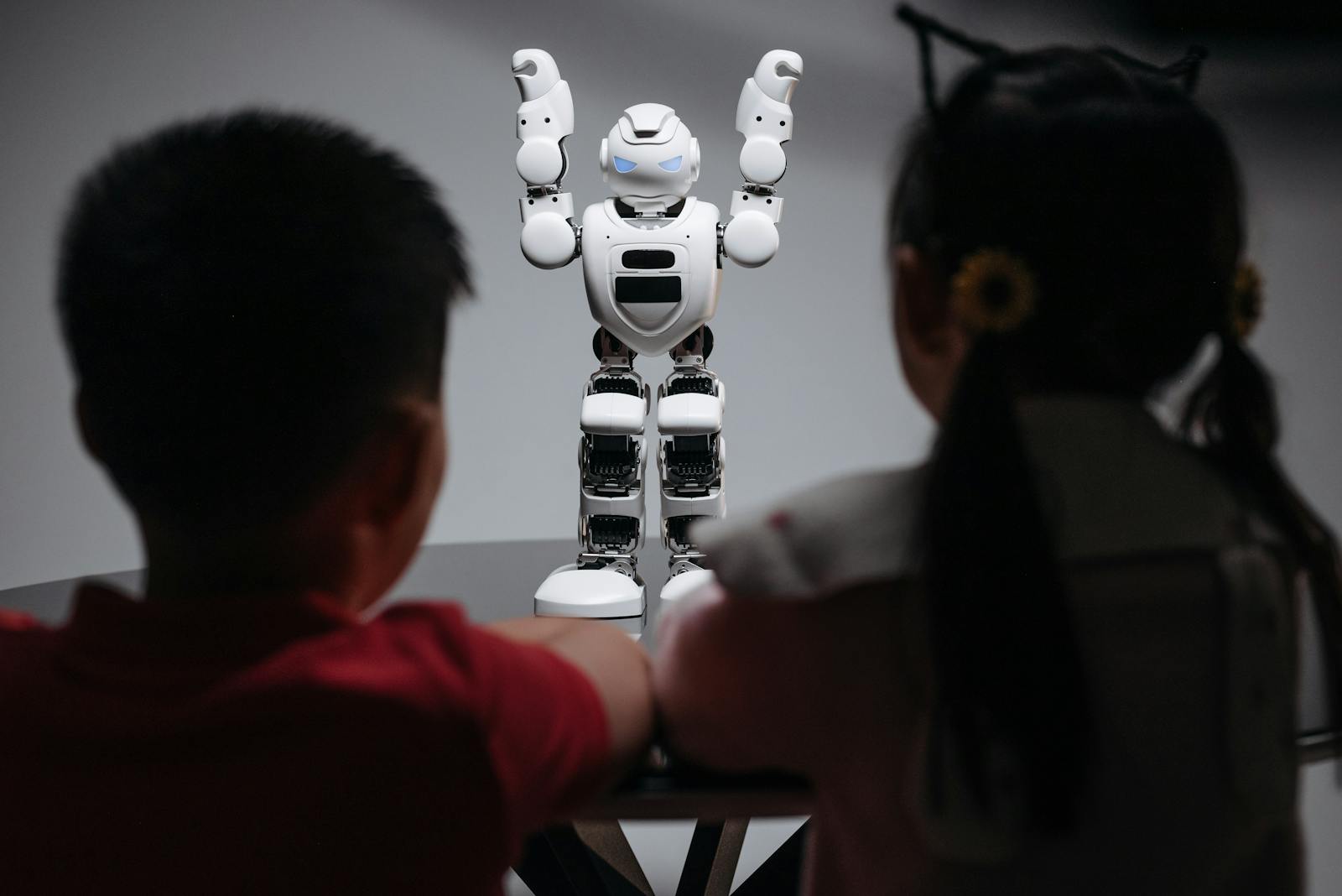 Robot interagisce con persone in un laboratorio