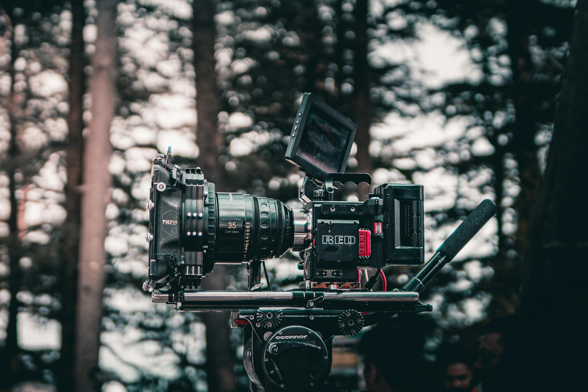 Cinepresa cinematografica in studio durante una ripresa