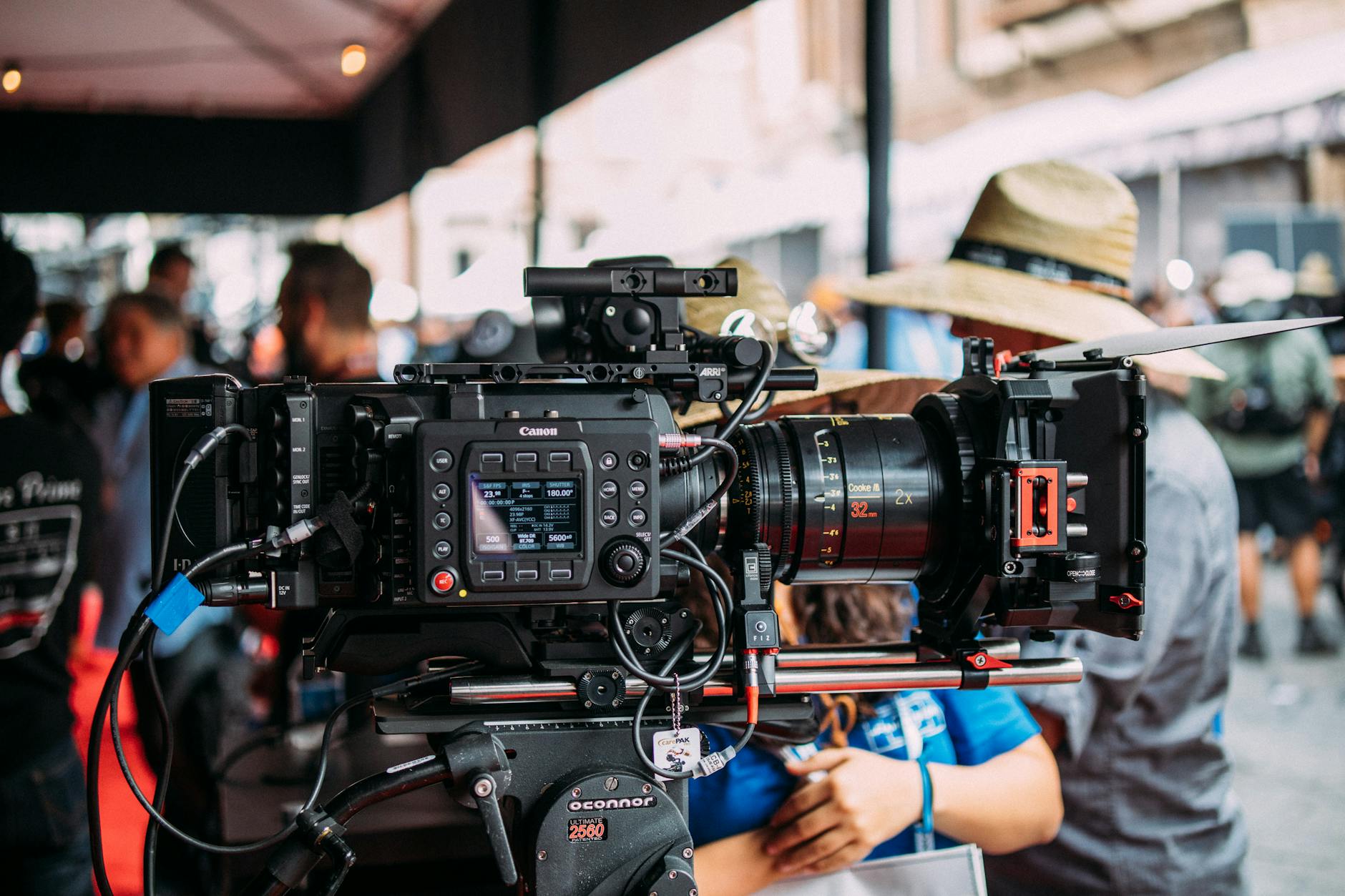 Pellicola cinematografica su tavolo da editing