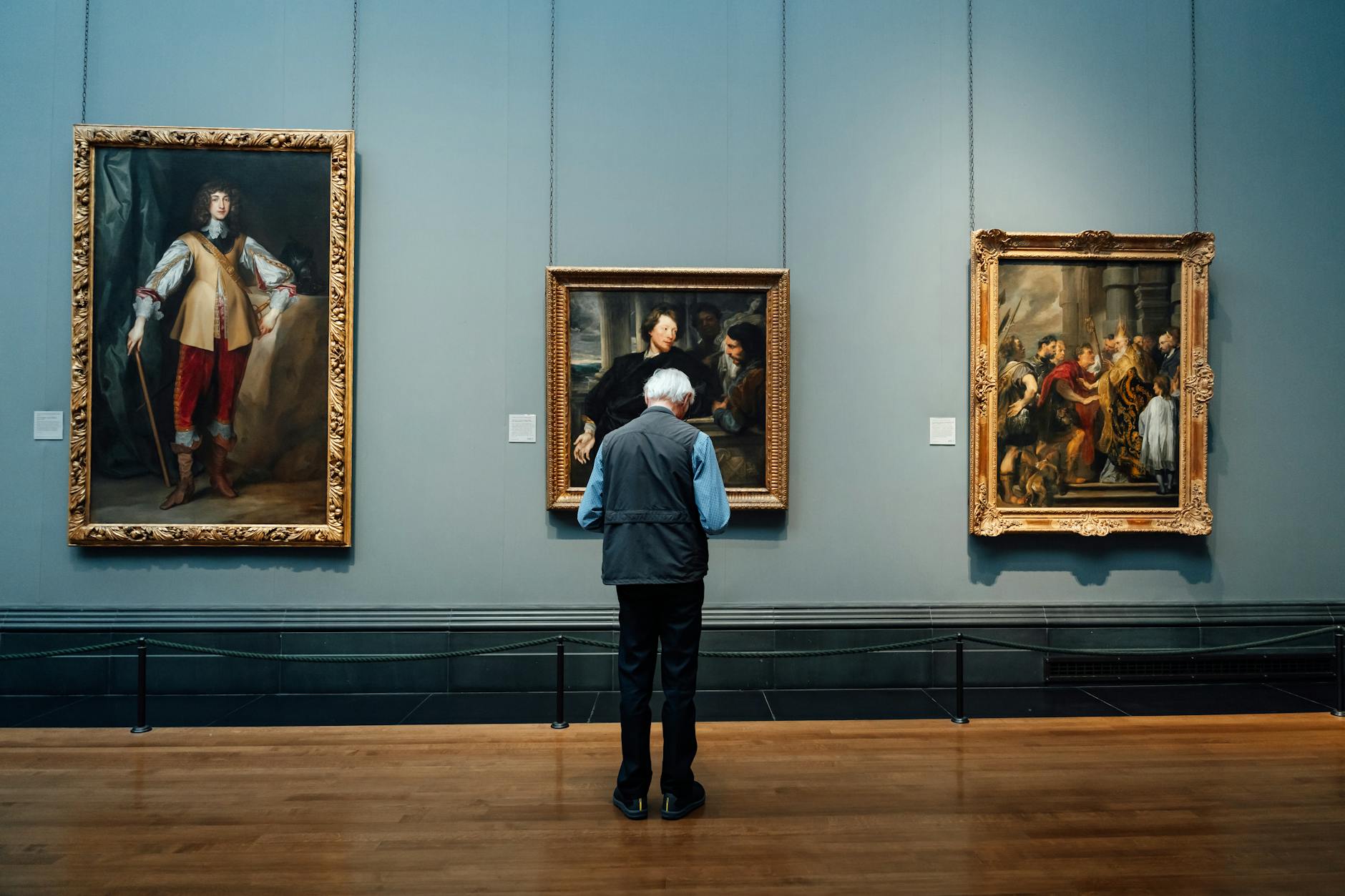 Visitatori in una galleria d'arte