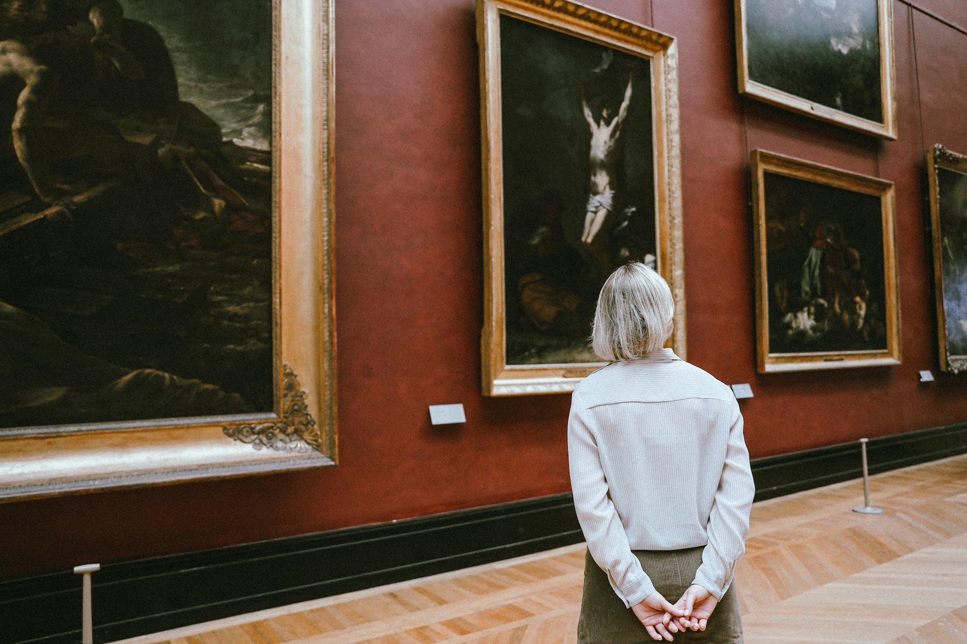 Sala espositiva di un museo d'arte