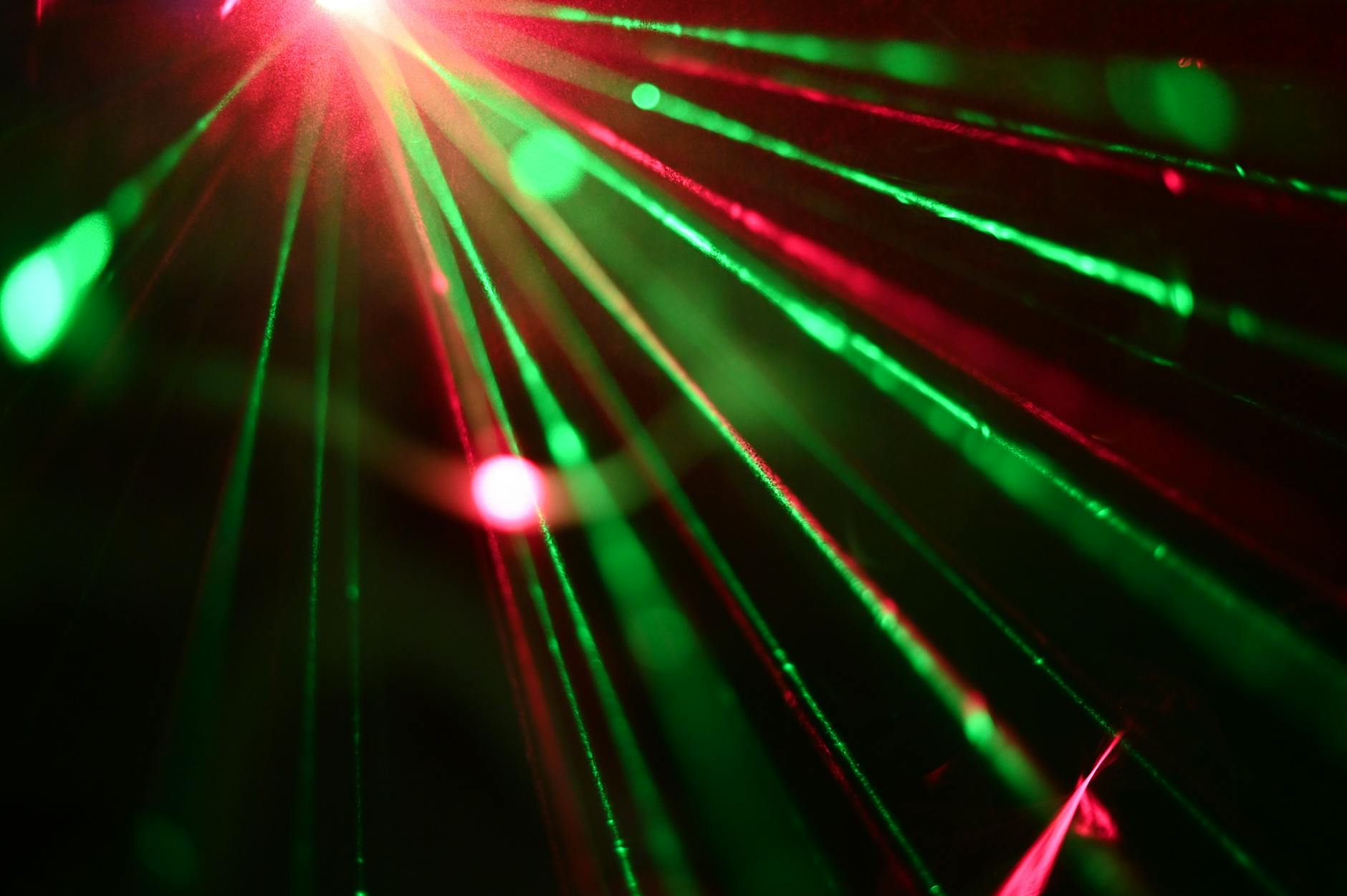 Raggio laser rosso che attraversa una scena