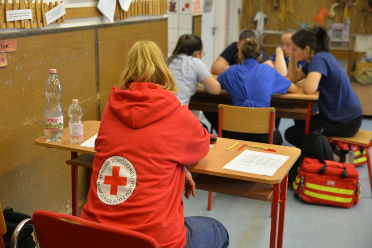 Volontari della Croce Rossa durante un corso di primo soccorso