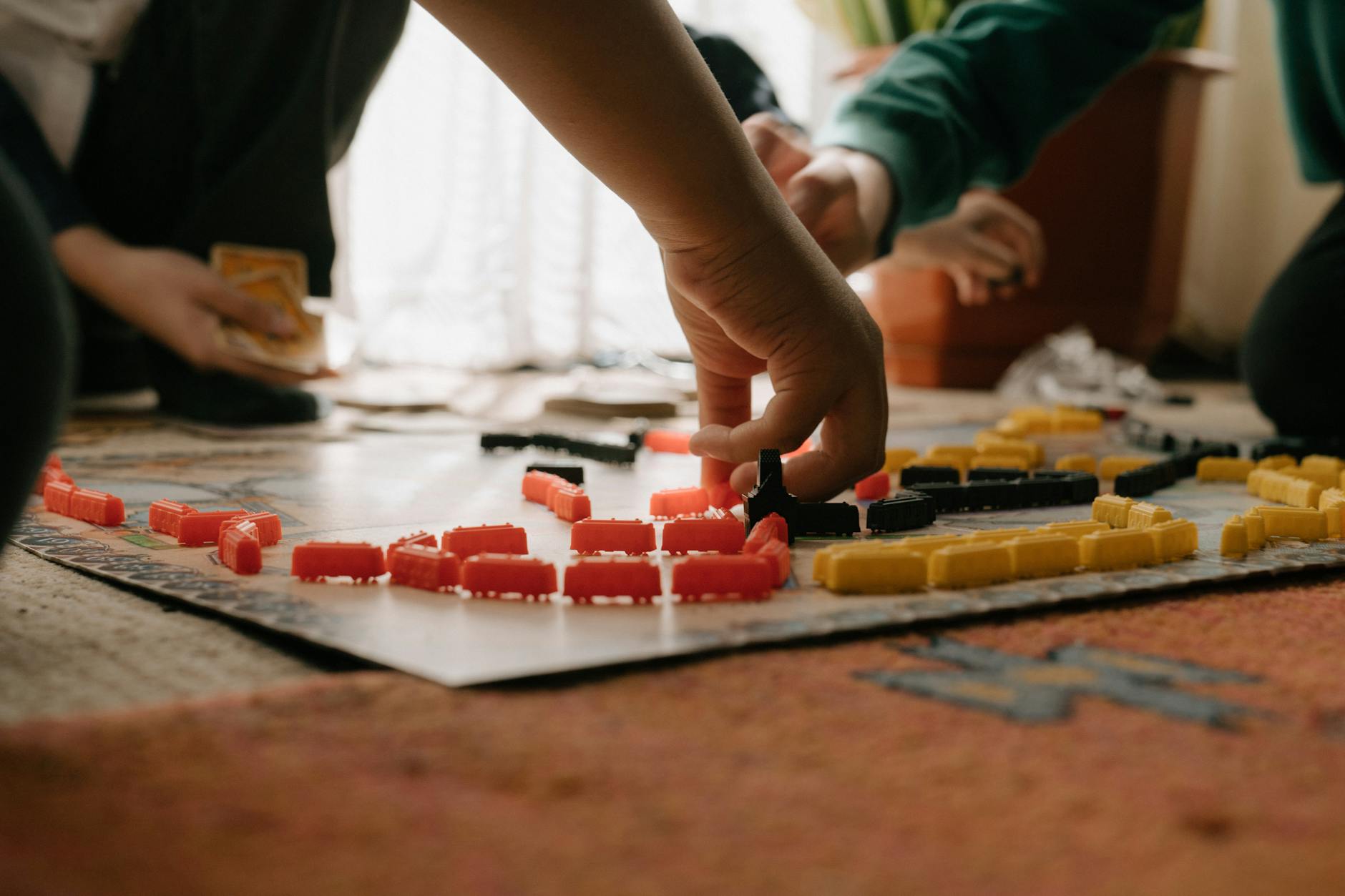 Famiglia che gioca insieme a un gioco da tavolo a casa