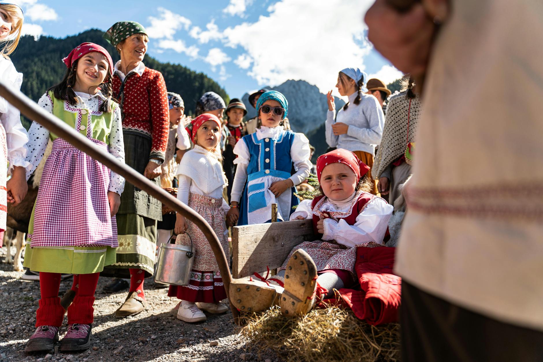 Persone di culture diverse riunite insieme