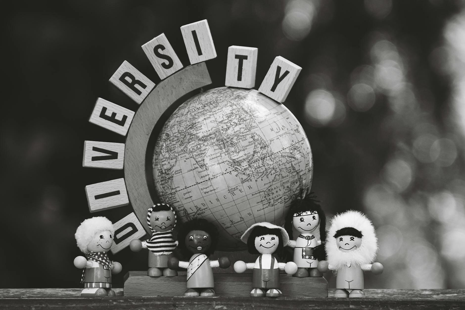 Mani di persone di diverse provenienze unite