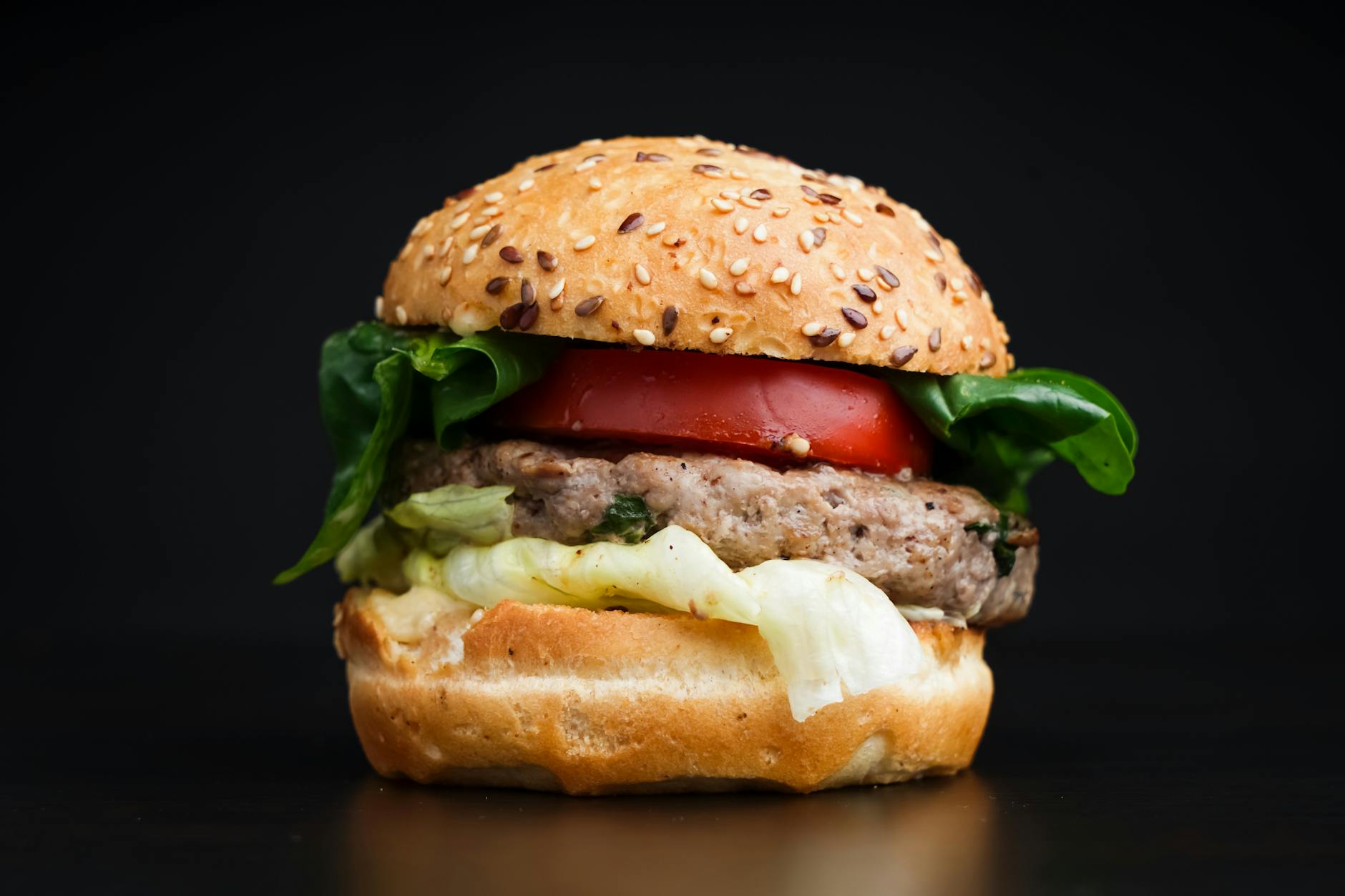 Hamburger classico con formaggio e insalata
