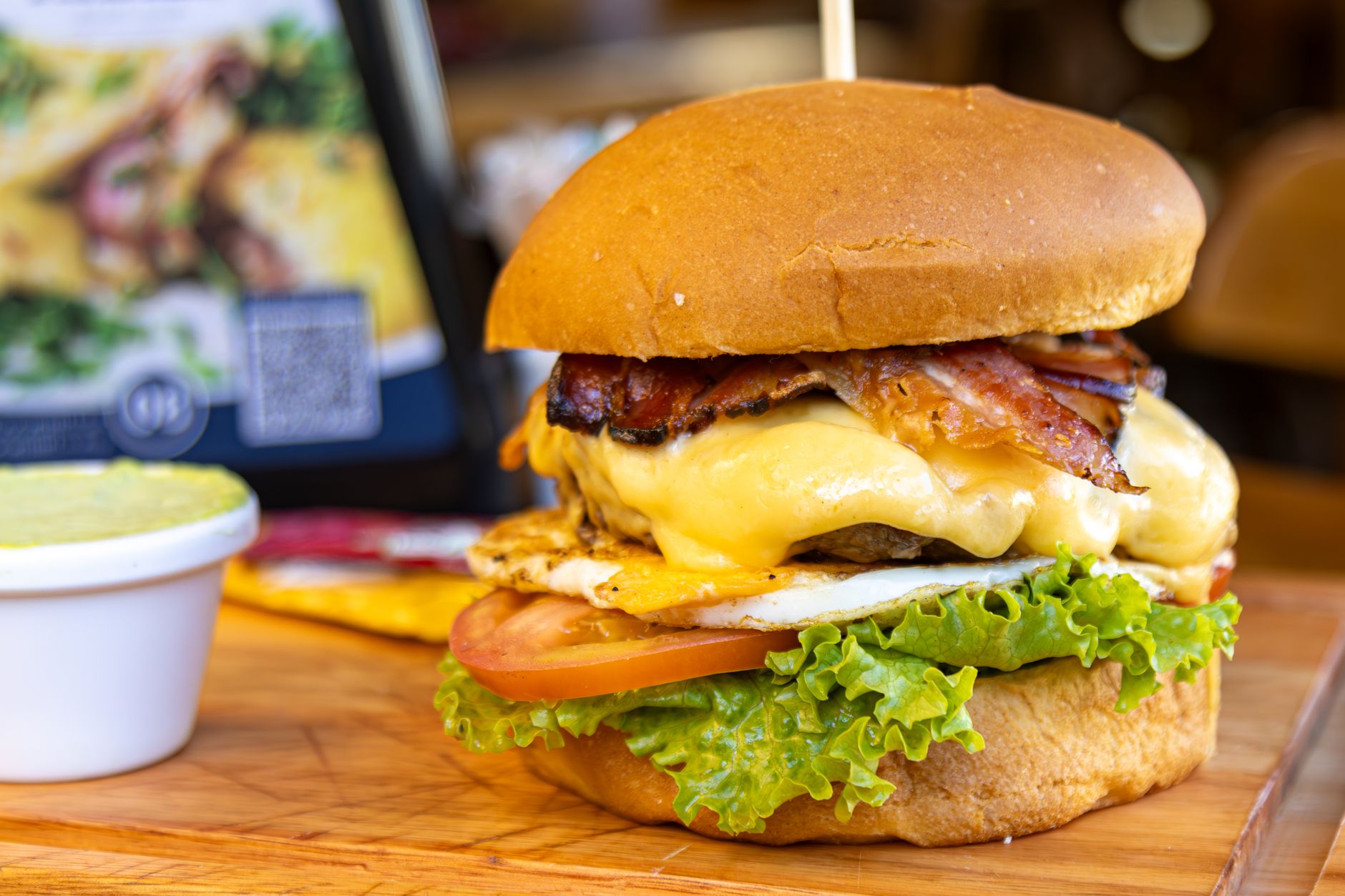 Hamburger gourmet con bacon e cipolla