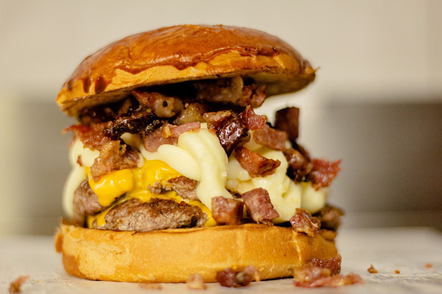 Cheeseburger con bacon e formaggio fuso