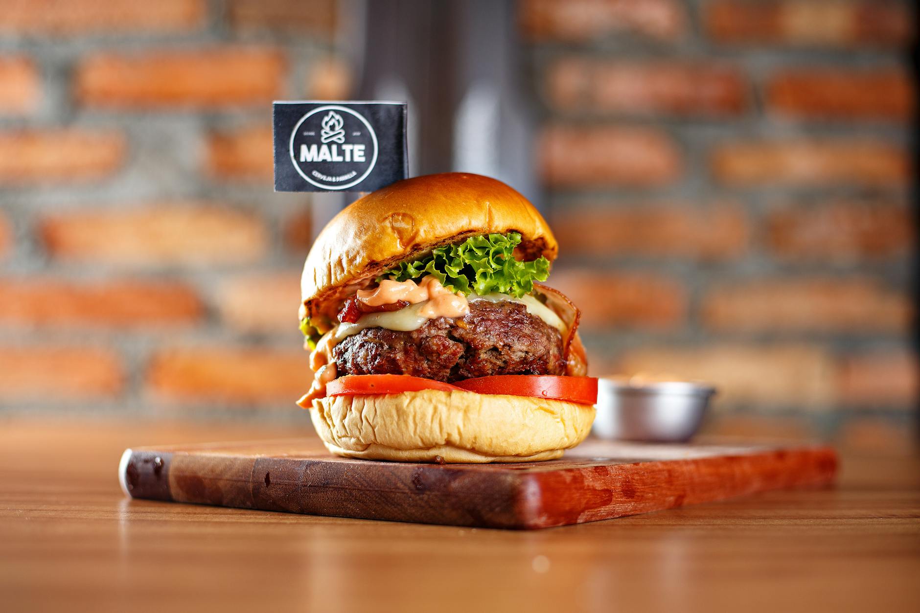 Hamburger servito con contorno