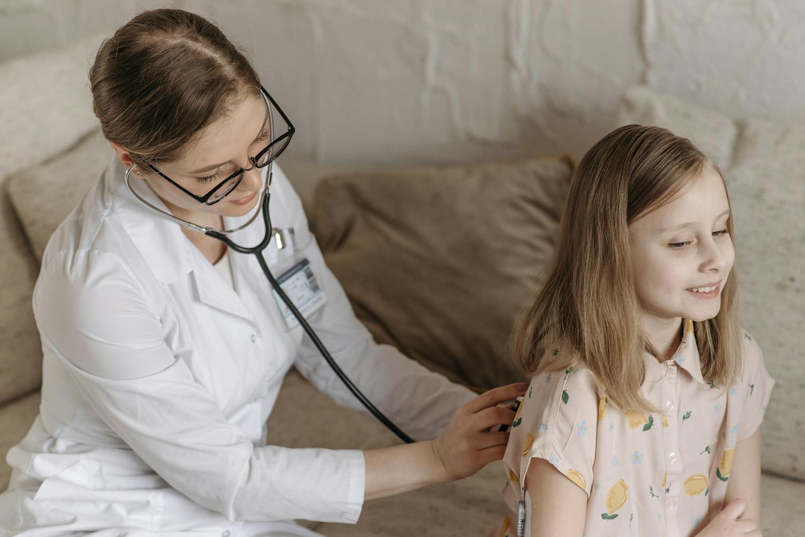 Medico di famiglia visita un paziente a casa
