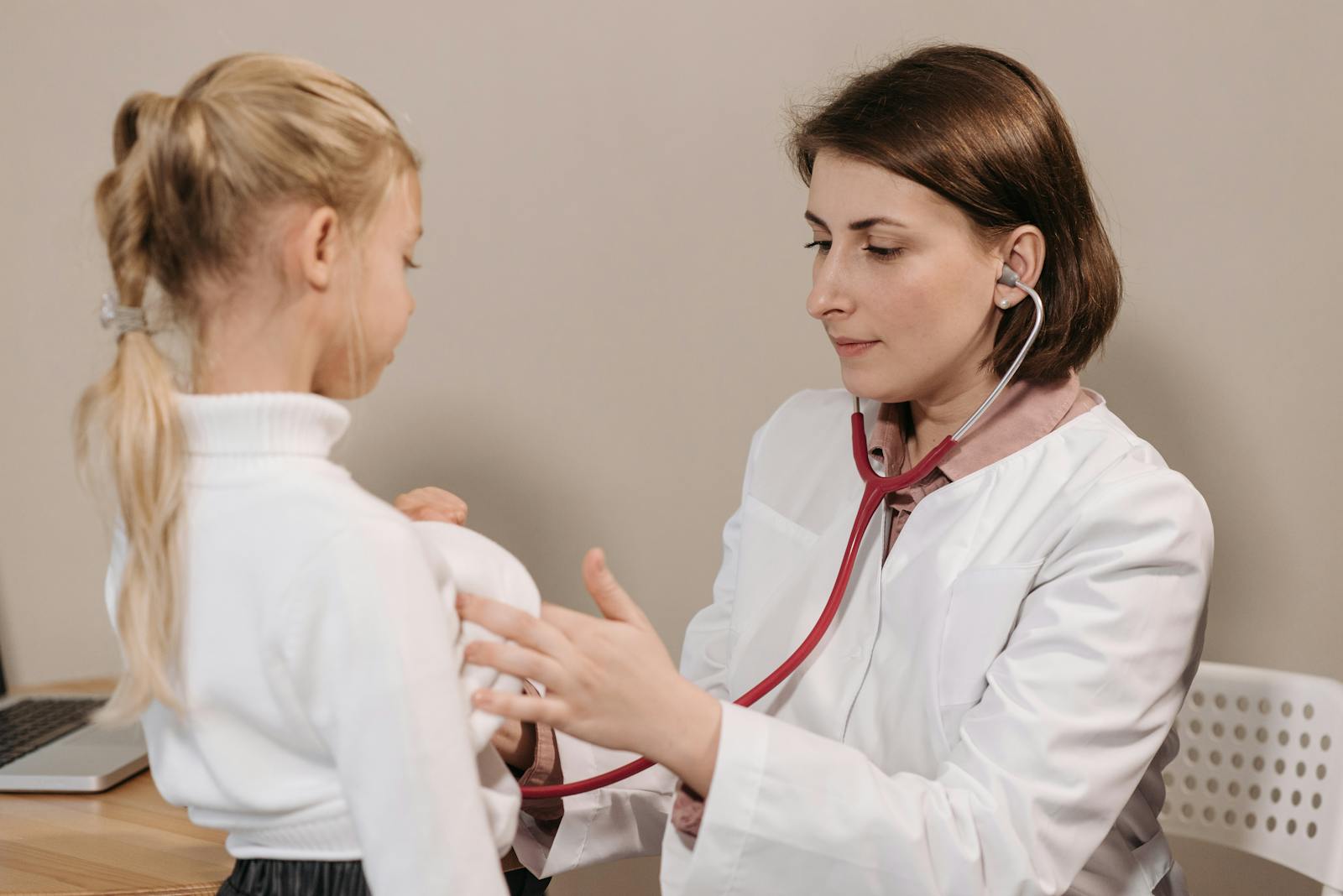 Visita medica con stetoscopio in ambulatorio