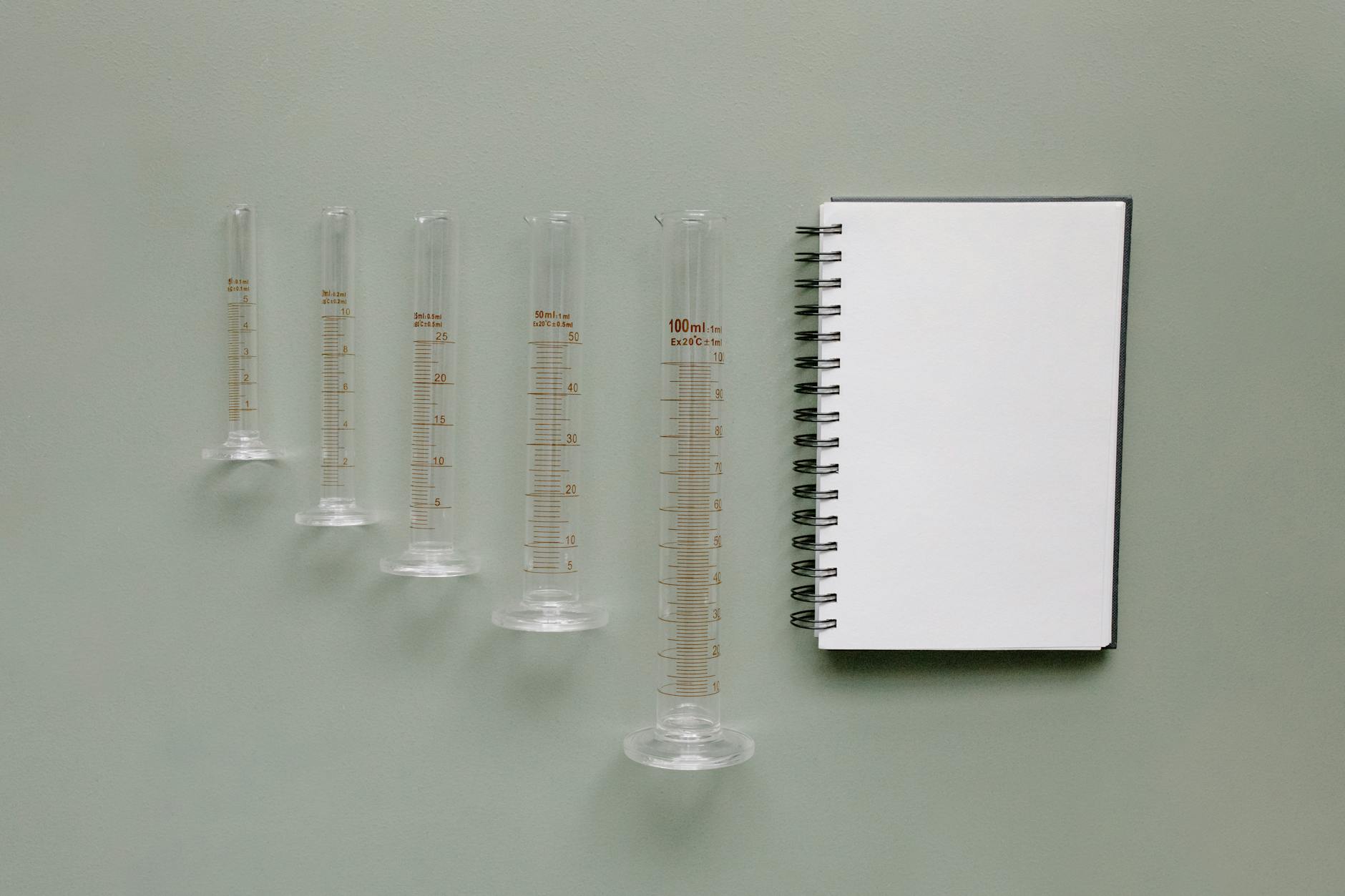 Bilancia di precisione in un laboratorio scientifico