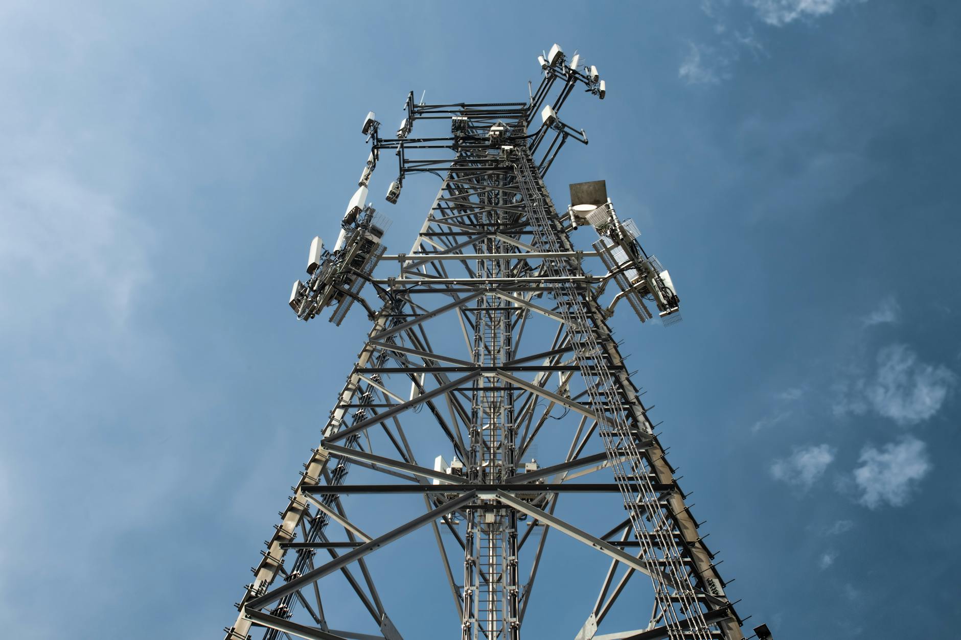 Antenna di telecomunicazioni con cielo azzurro