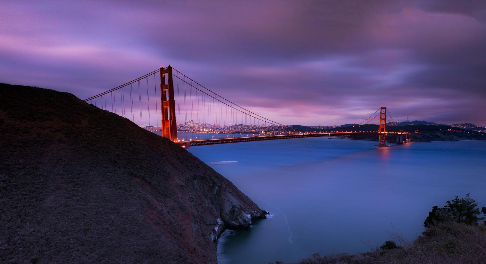 Le torri del Golden Gate Bridge che si elevano sopra la baia