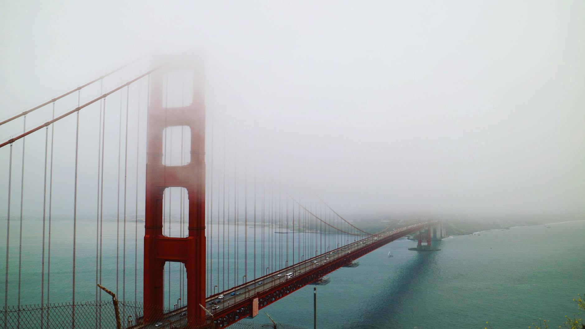 Il Golden Gate Bridge tra la nebbia tipica della baia