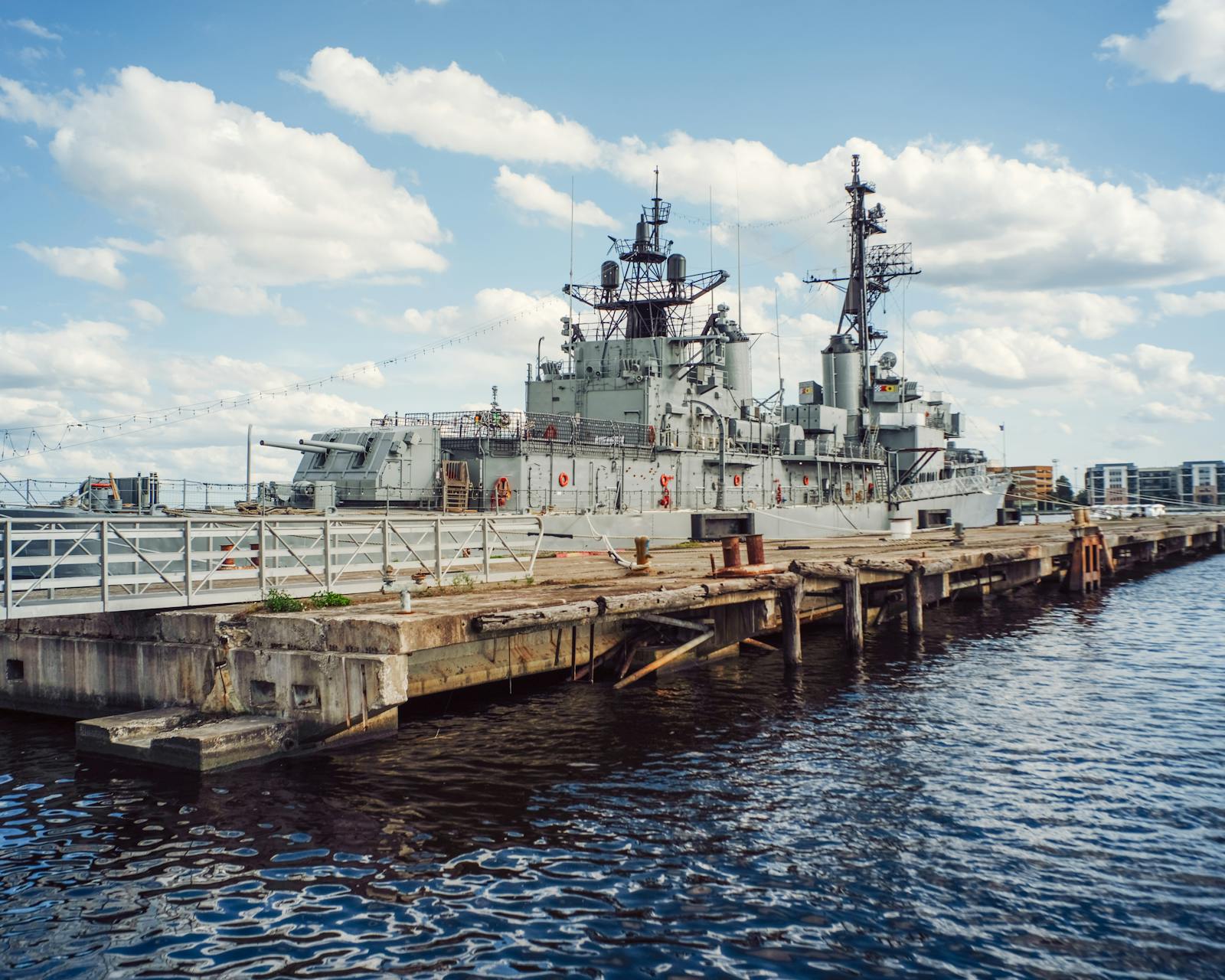 Nave da guerra storica ormeggiata in un museo navale
