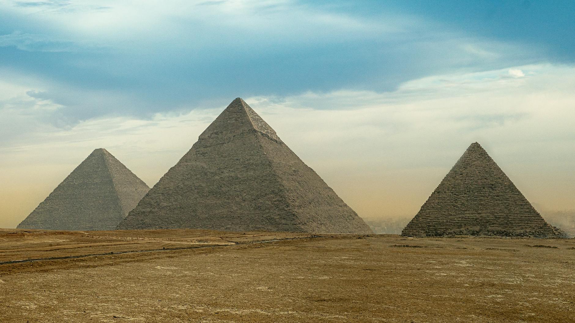 Geroglifici egizi scolpiti sulla parete di un antico tempio