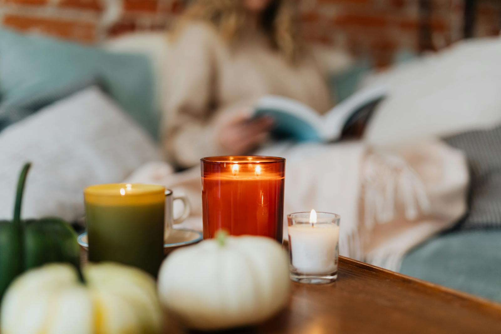 Scena domestica accogliente con candele, libri e luce calda