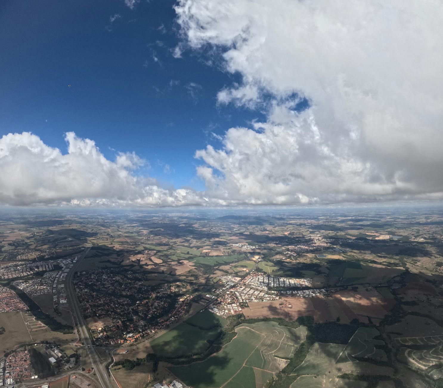 Elicottero in volo nel cielo