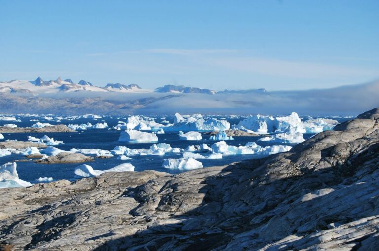 Iceberg in un fiordo della Groenlandia sotto un cielo limpido