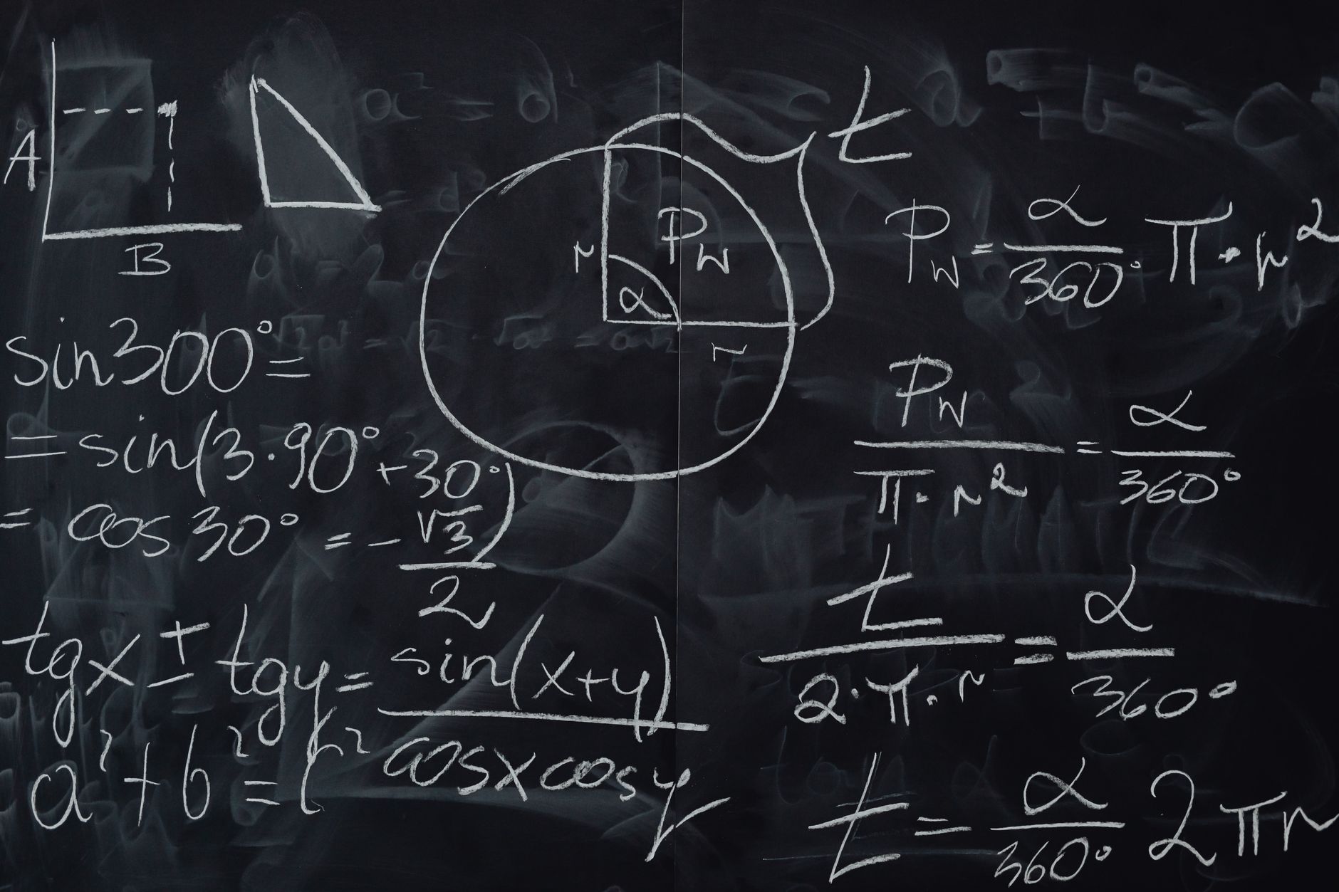 Equazioni matematiche scritte su una lavagna nera