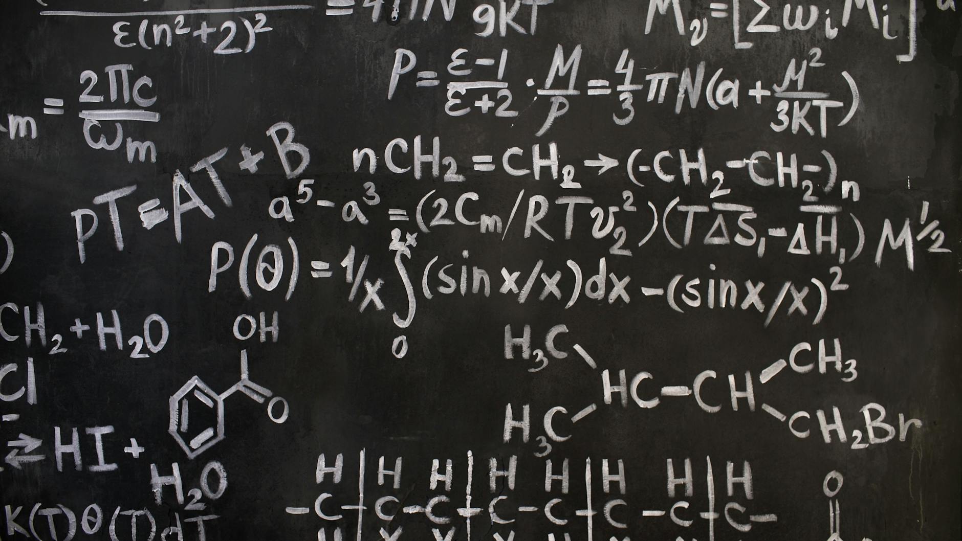 Lavagna piena di simboli matematici