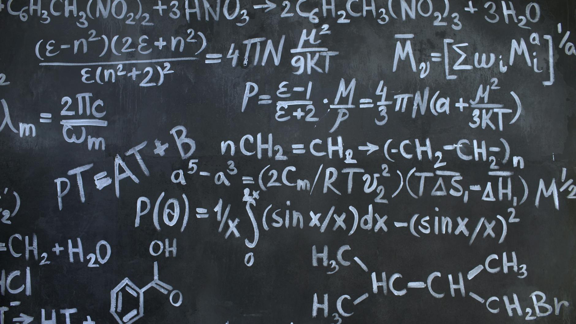 Strumenti di studio della matematica su una scrivania