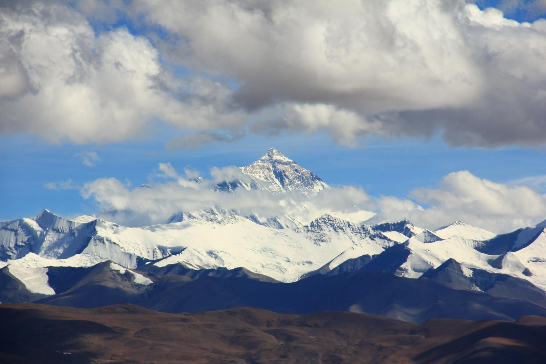 Alpinista in cordata su un crinale ghiacciato