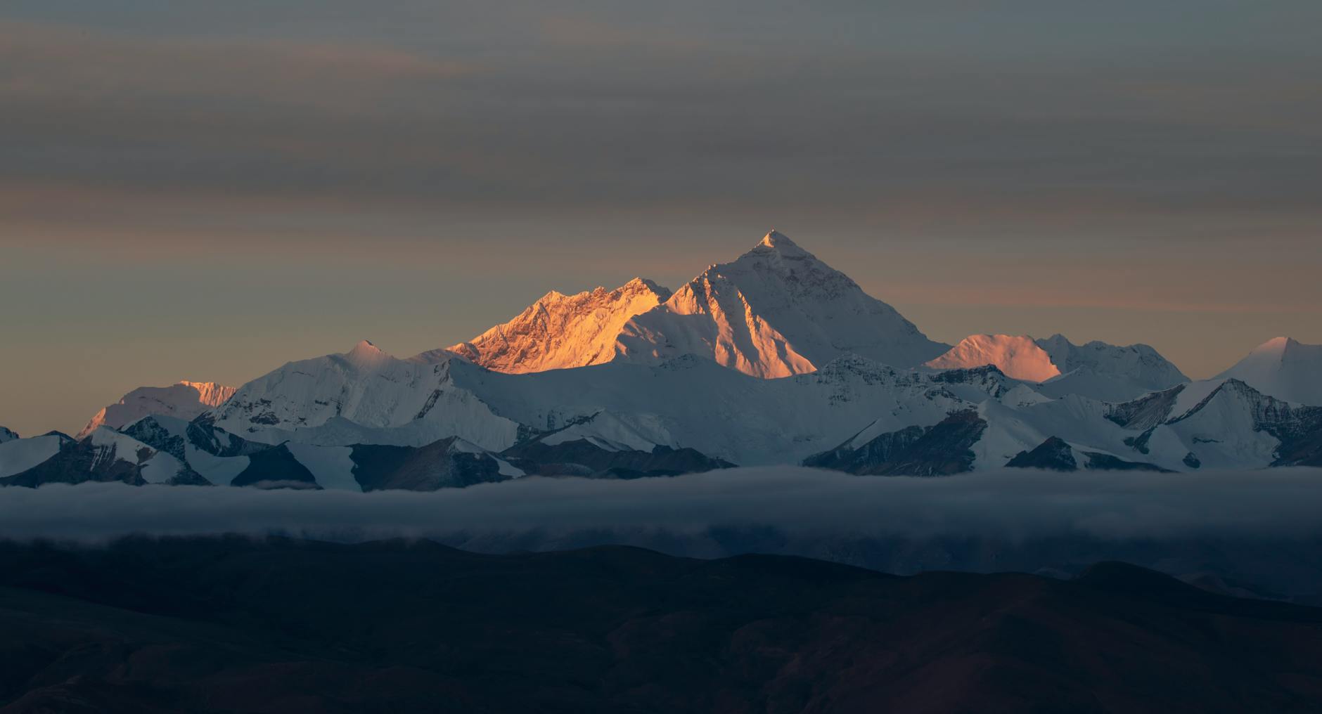 Catena himalayana al tramonto con neve