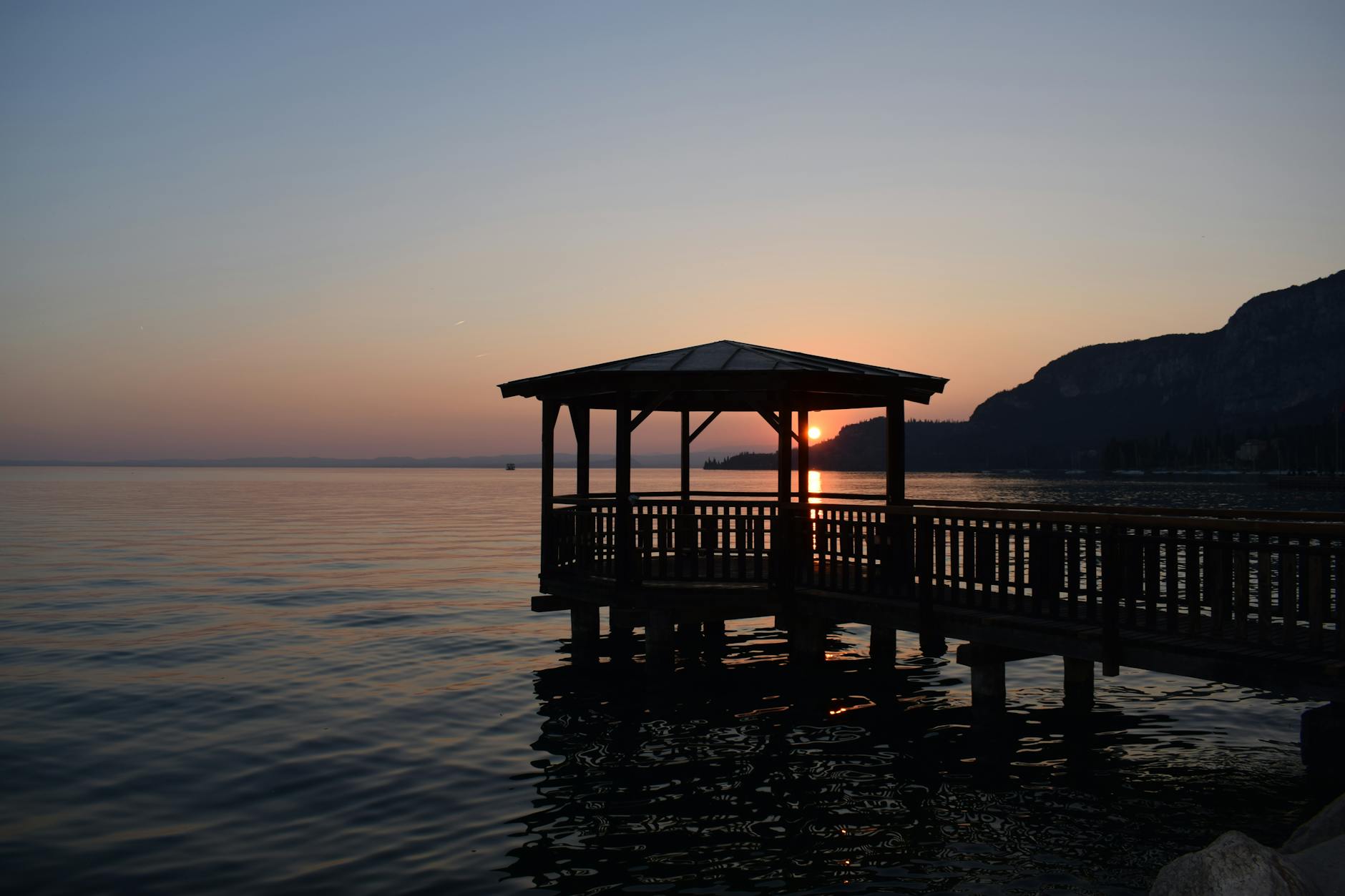 Veduta del Lago di Garda dall'alto al tramonto