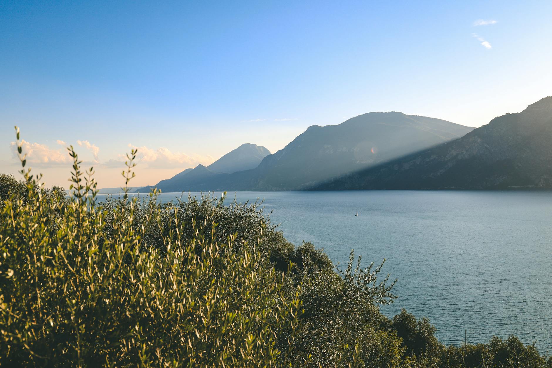 Acque del Lago di Garda con montagne