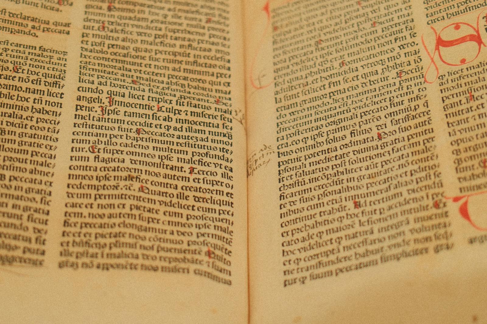 Antico manoscritto con testo in caratteri d'epoca