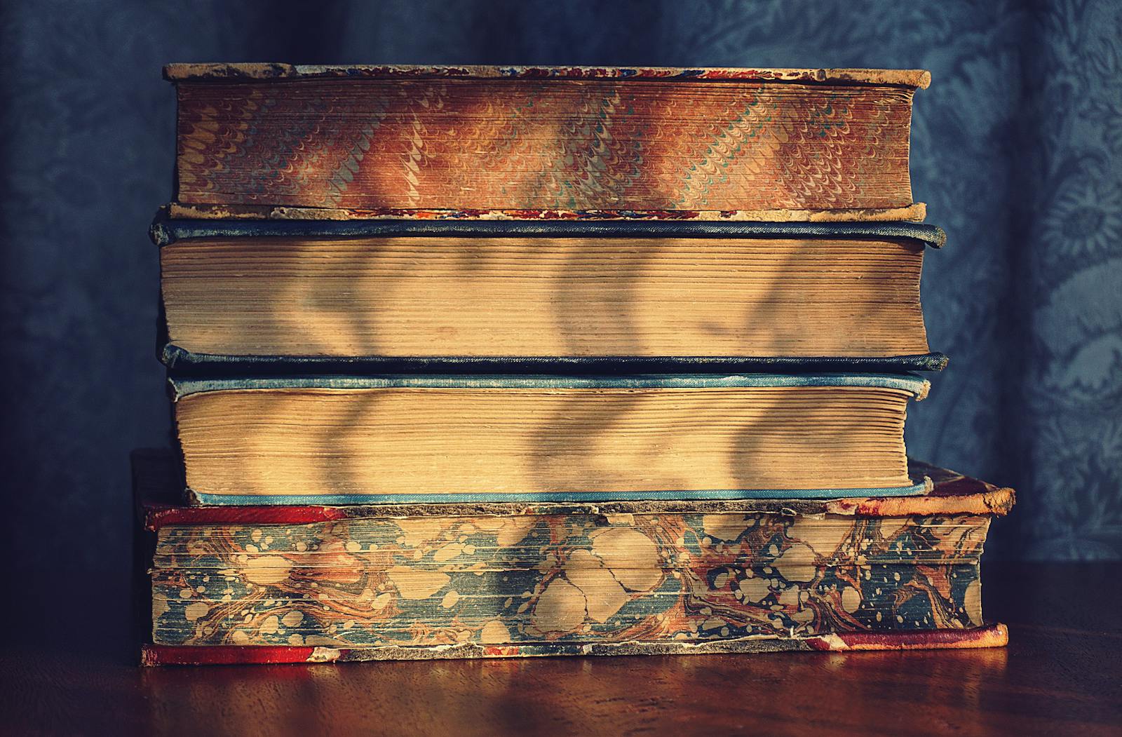 Pila di vecchi libri su un tavolo di legno