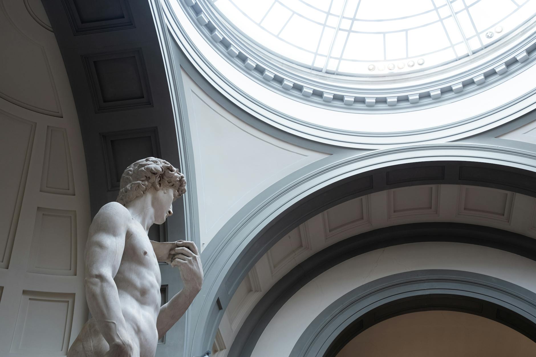Sala di un museo d'arte con opere in mostra