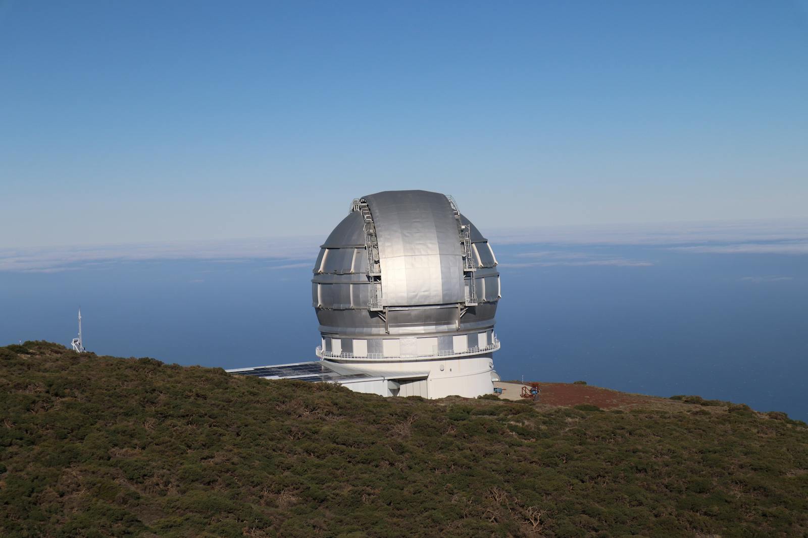 Osservatorio astronomico con cielo stellato