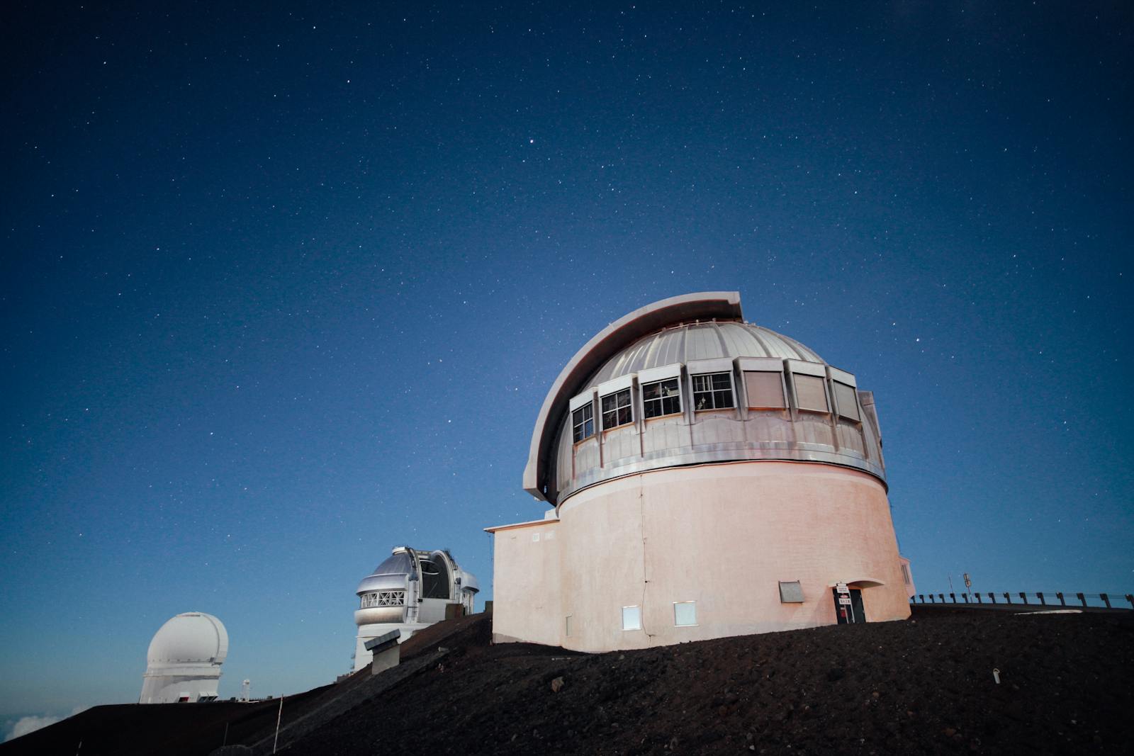 Osservatorio durante la notte con telescopio