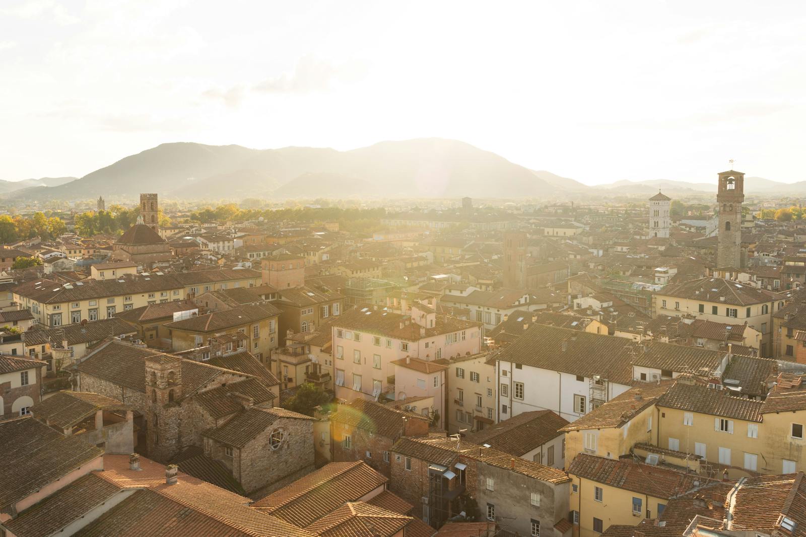 Vista aerea dei tetti del centro storico di Lucca al tramonto