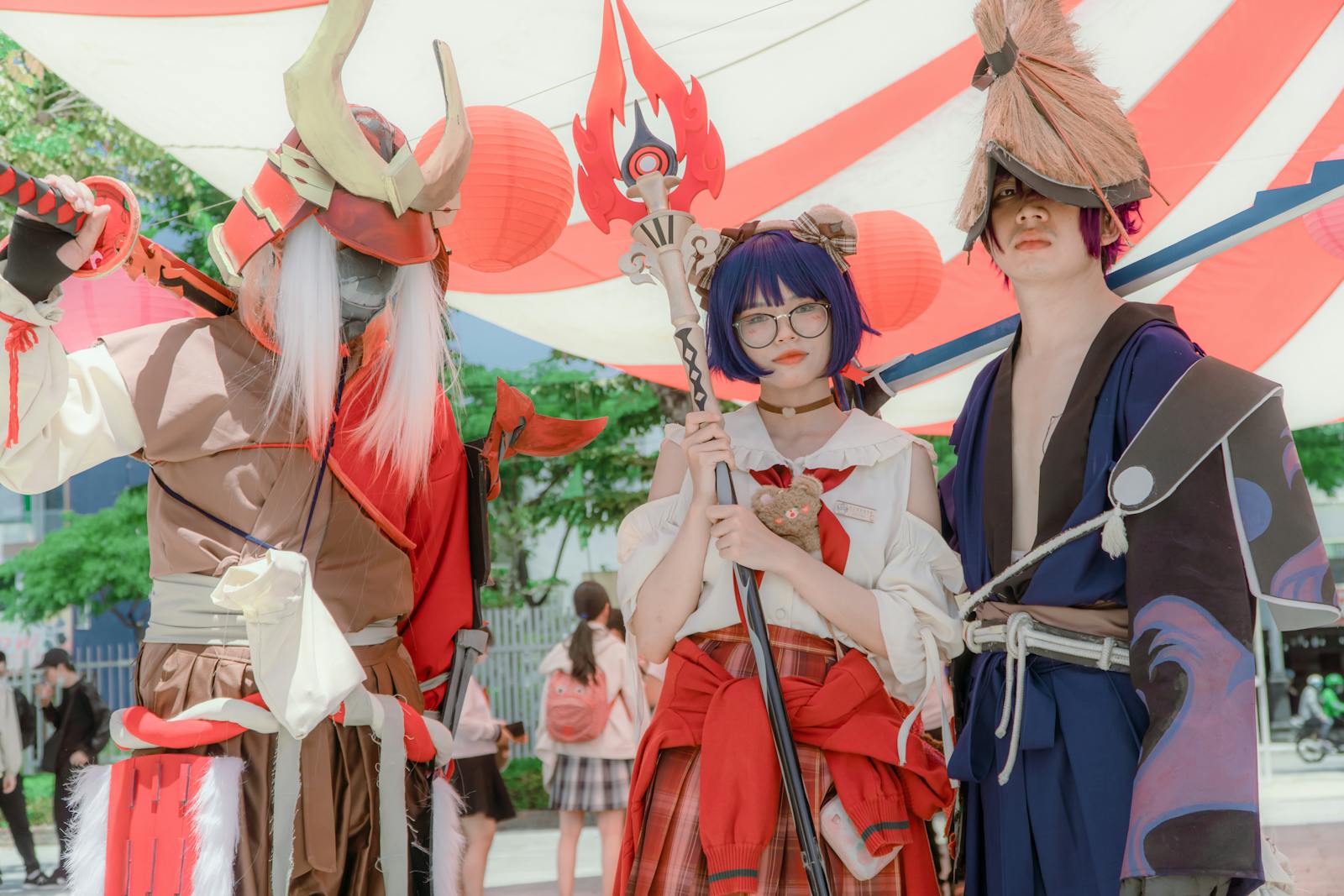 Cosplayer in costume da fantasy posano in un evento all'aperto