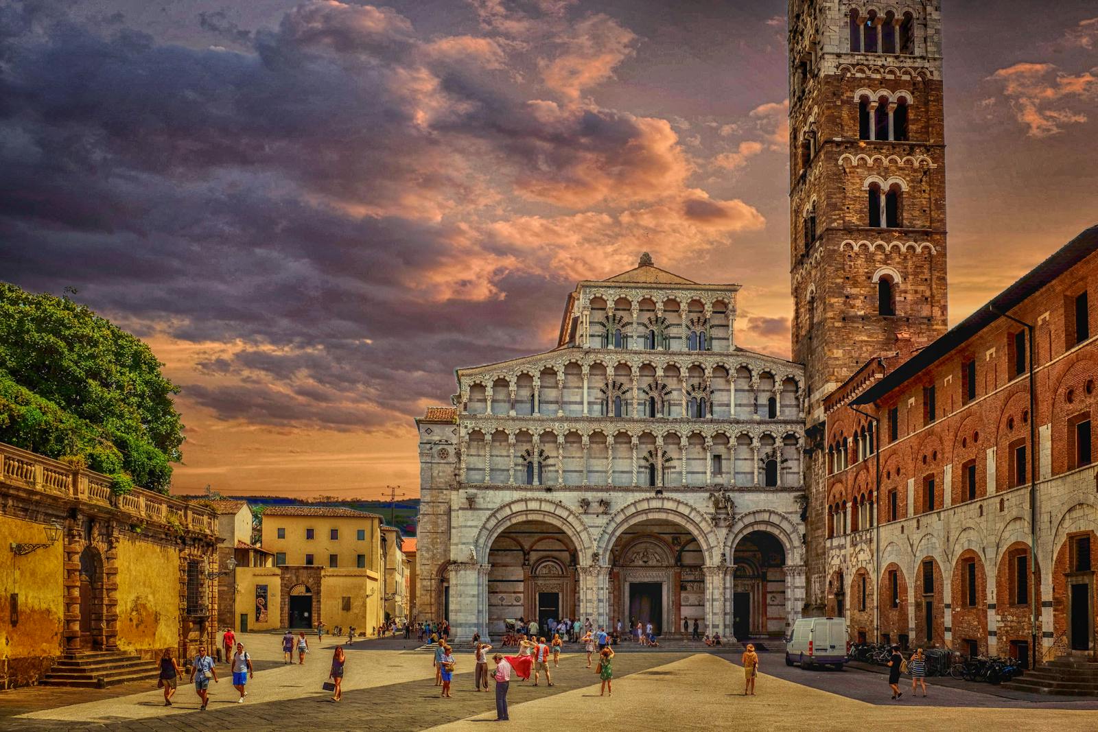 Cattedrale di Lucca al tramonto, architettura gotica