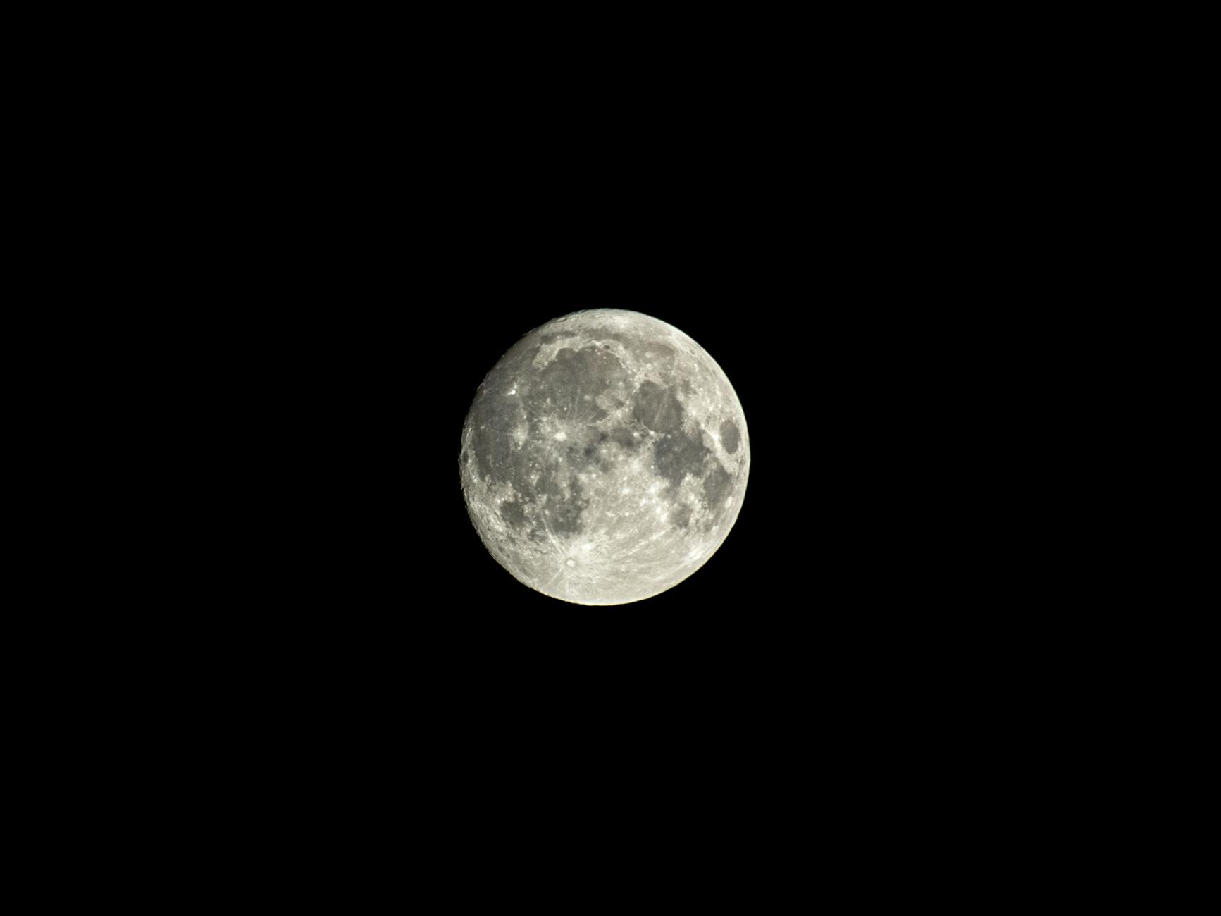 La Luna bassa sull'orizzonte