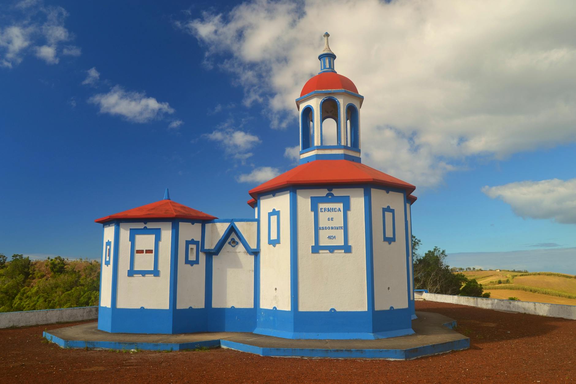 Grande basilica bianca in stile dei santuari mariani