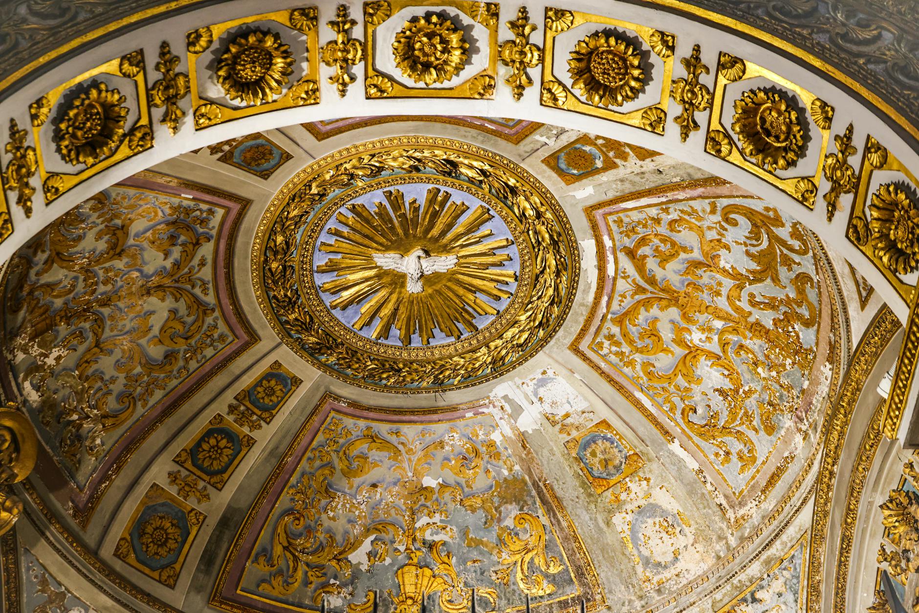 Interno di una chiesa con candele votive