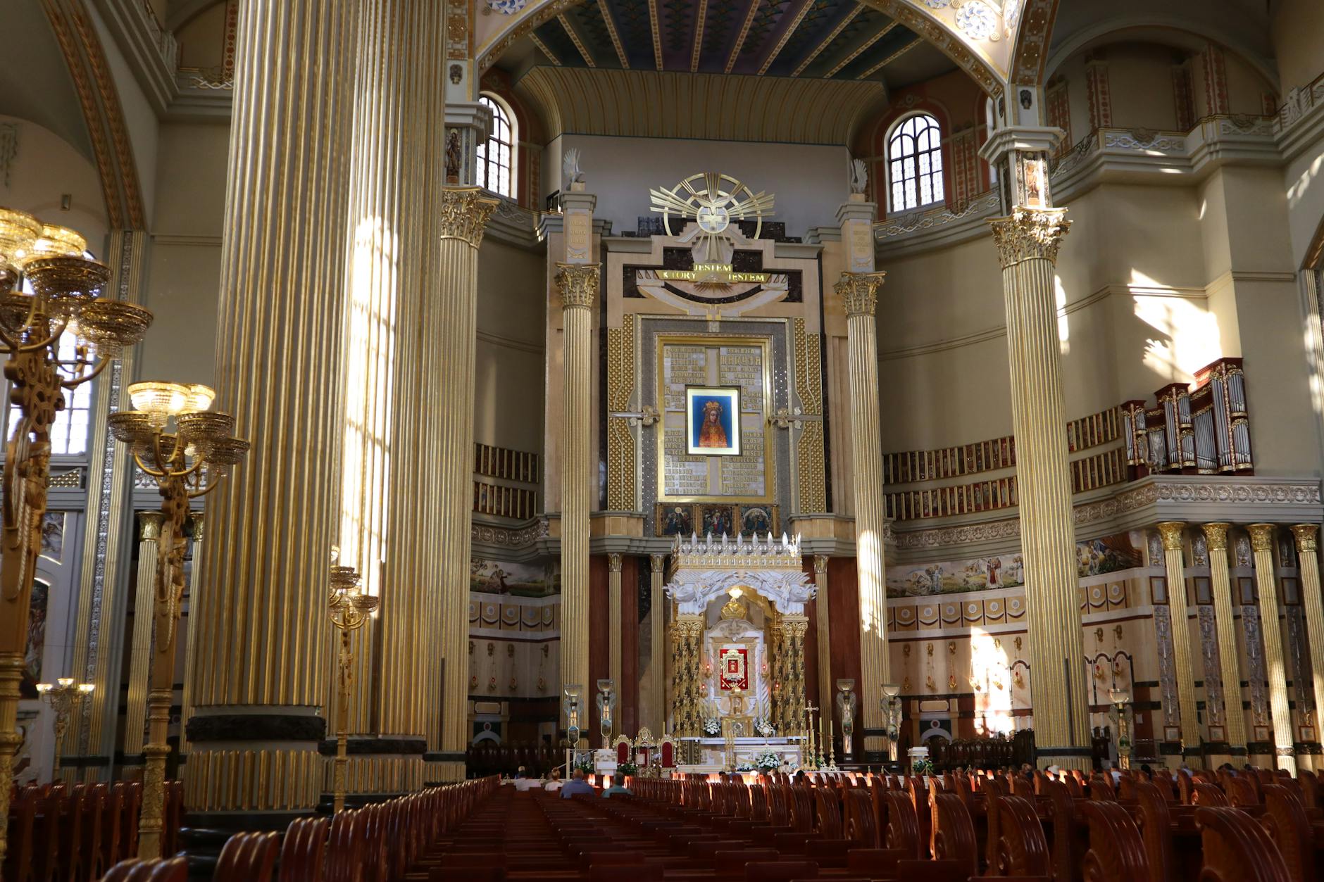 Pellegrini in cammino verso un santuario