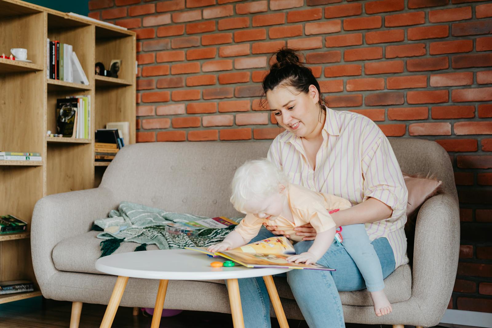 Madre legge libri con bambino apprendimento sviluppo cognitivo