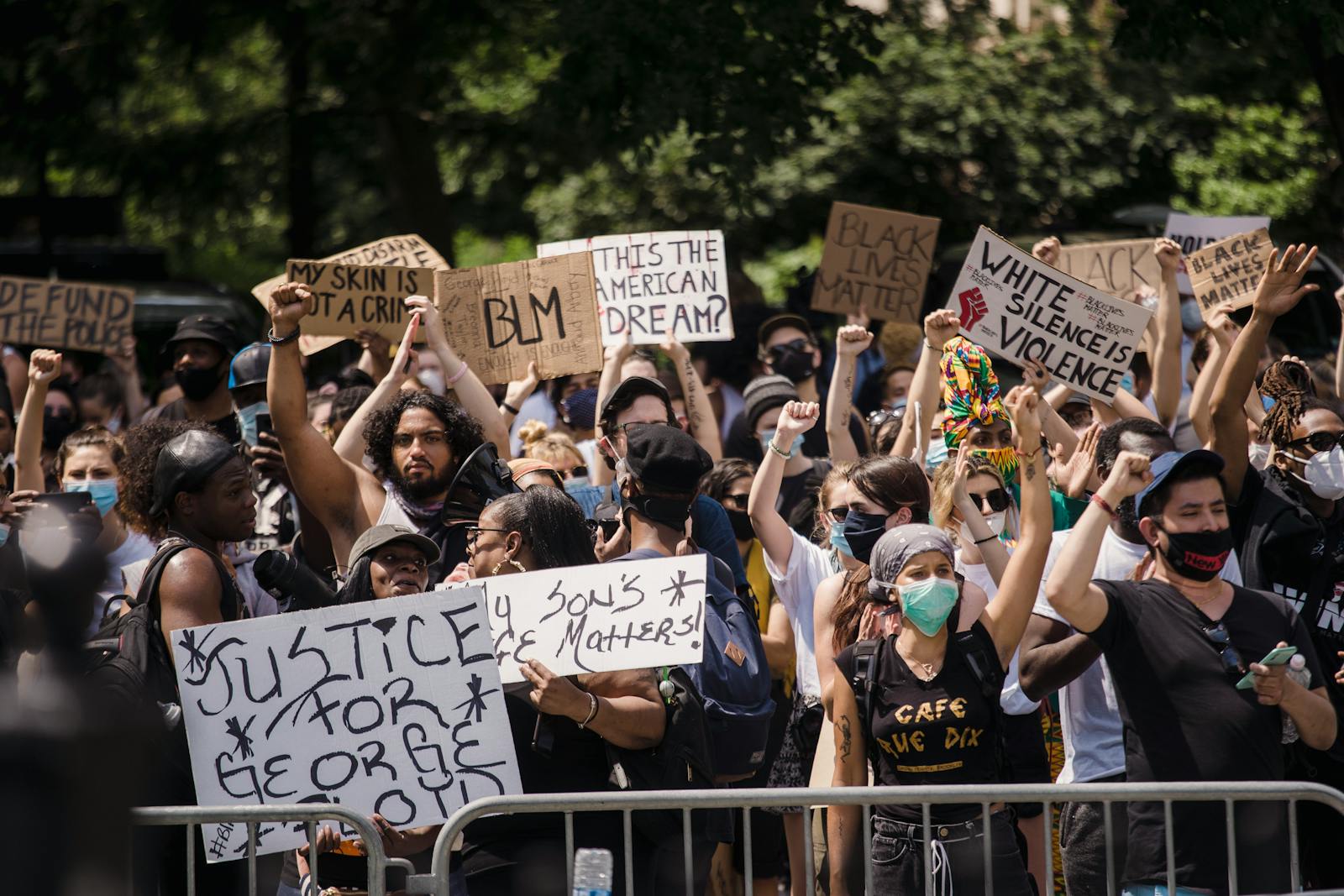 Folla di manifestanti durante un corteo civile