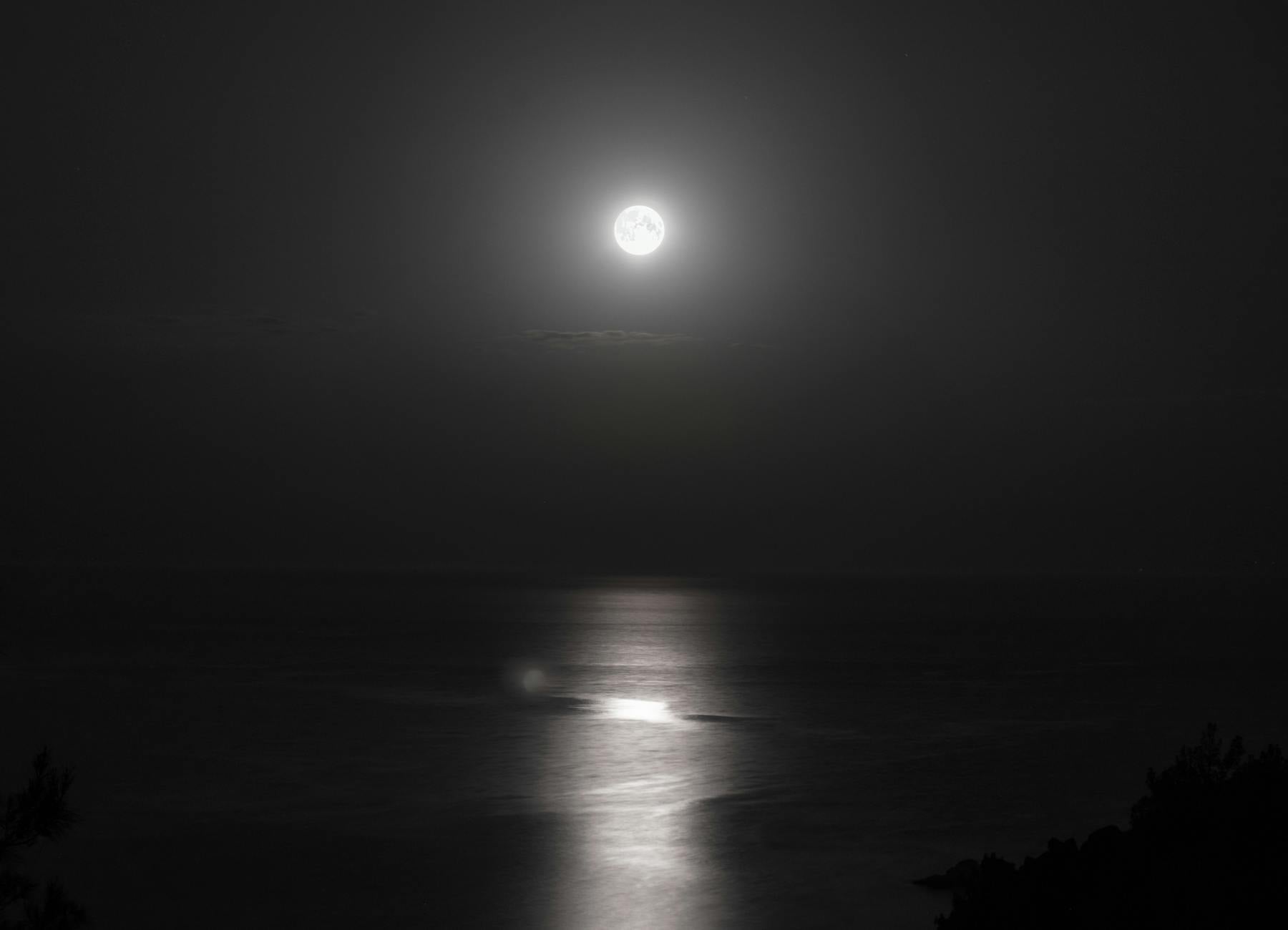Luna riflessa sull'acqua di un lago notturno