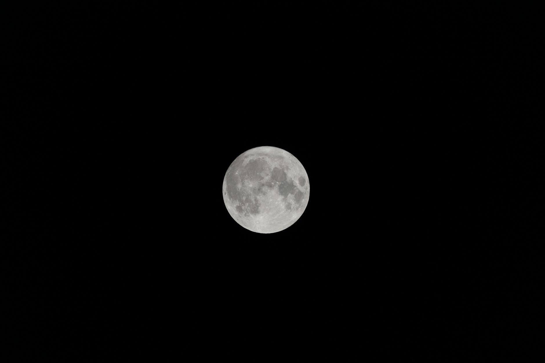 Cielo stellato con luna riflessa sull'acqua
