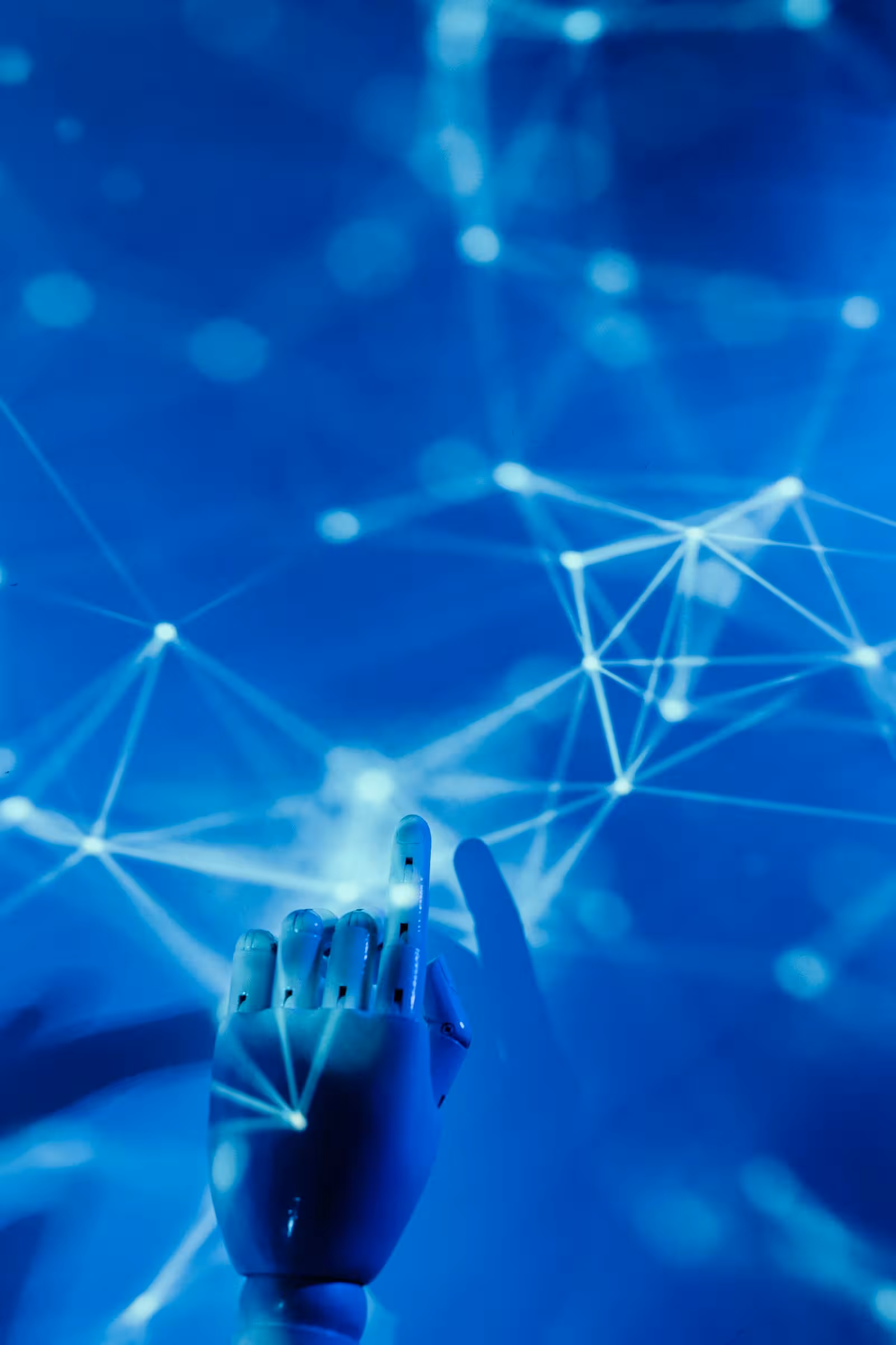 Mano robotica su sfondo blu — concetto intelligenza artificiale