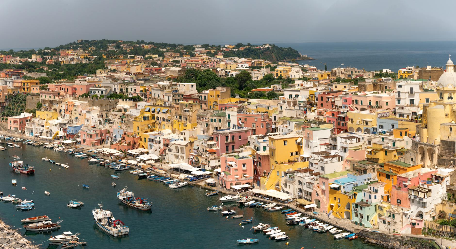 Vista aerea dell'isola di Procida nel Golfo di Napoli